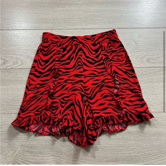 Aritzia Sunday Best Gemma Red Black Printed Ruffle Shorts - Picture 3 of 9